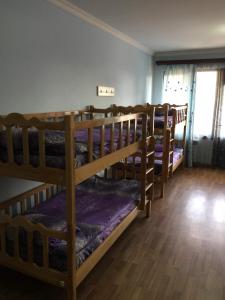 Rúm í herbergi á Arm Hostel