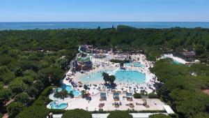 einen Luftblick auf einen Wasserpark mit Vergnügungspark in der Unterkunft Camping Union Lido in Cavallino-Treporti