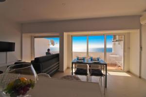 sala de estar con vistas al océano en Praia e Mar 3, en Portimão