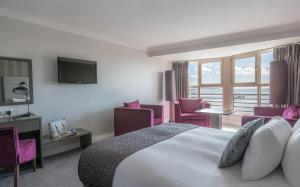 TV a/nebo společenská místnost v ubytování Talbot Hotel Wexford