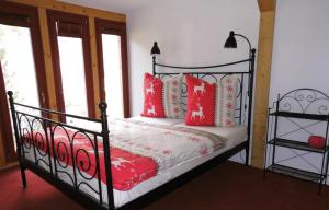 a bedroom with a bed with red and white pillows at Ferienwohnung Kirchbergblick in Thale