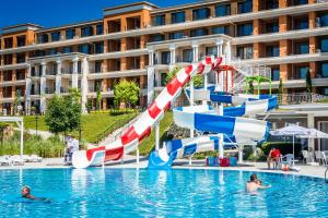 eine Wasserrutsche im Pool eines Resorts in der Unterkunft Premier Fort Beach Resort in Sonnenstrand