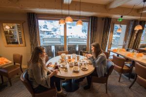 Un restaurante o sitio para comer en Hôtel Le Samovar