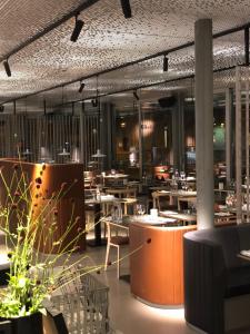 - un restaurant avec des tables et des chaises dans une salle dans l'établissement Marstrands Havshotell, à Marstrand