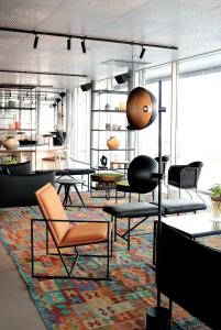 una stanza con sedie e tavoli su un tappeto di Marstrands Havshotell a Marstrand