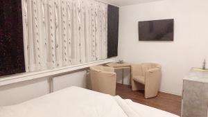 - une chambre avec un lit, un bureau et une fenêtre dans l'établissement Hotel-Restaurant Haus Nattkemper, à Hamm