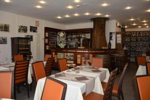 restauracja ze stołami i krzesłami w pokoju w obiekcie Hotel Villa Cristina w Rapallo