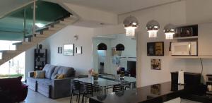 a living room with a glass table and a couch at Mirante de Escarpas 1402 in Capitólio
