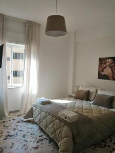 um quarto com uma cama grande e uma janela em B&B LA DOLCE VITA em Gragnano
