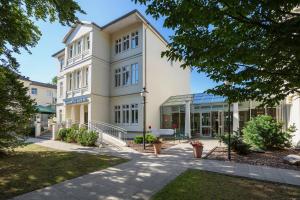 ein großes weißes Gebäude mit einem Fenster in der Unterkunft Upstalsboom Heringsdorf in Heringsdorf