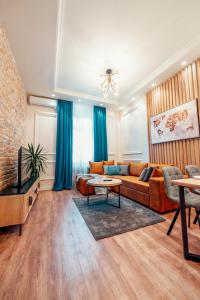 - un salon avec un canapé et une table dans l'établissement Miha Luxury Apartment, à Belgrade