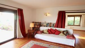 a living room with a white couch with red pillows at Global Immo 8005 Casa Muga in Pau