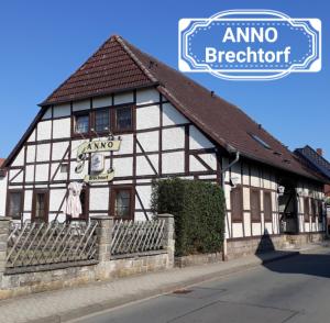 un bâtiment situé sur le côté d'une rue dans l'établissement ANNO Brechtorf, à Brechtorf
