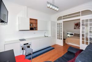 IN PORTO - Santa Catarina Apartmentにあるキッチンまたは簡易キッチン