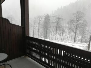 uma vista de um campo coberto de neve a partir de uma janela em Conac Bavaria em Buşteni