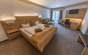 TV a/nebo společenská místnost v ubytování Hotel Quellenhof