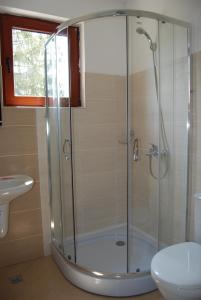 a shower in a bathroom with a toilet and a sink at Vidima Apartment Hotel in Apriltsi