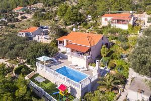 an overhead view of a house with a swimming pool at Vila petra in Prizba