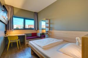 Säng eller sängar i ett rum på MEININGER Hotel Berlin Airport