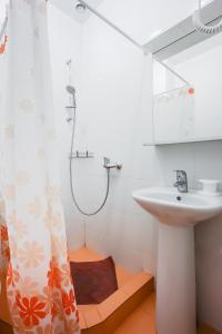 ロストフ・ナ・ドヌにあるMini-Hotel Granatのバスルーム(シンク、シャワー付)