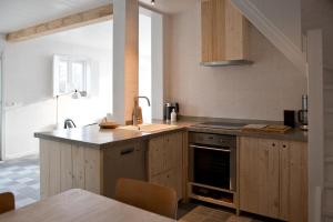 una cocina con fregadero y encimera en De Bonte beleving, en Oostkapelle