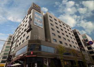 un edificio alto con un cartel en la parte superior en Guwol Hotel, en Incheon