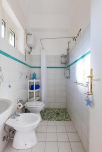 bagno con servizi igienici e lavandino di Isabella Massalubrense a Massa Lubrense