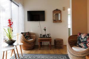 sala de estar con 2 sillas y TV de pantalla plana en The apartment - Öbbuhús, en Borgarnes