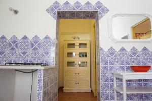 アルゲーロにあるLa Terrazza - Residenze MariCharmeの青と白のタイルの壁のバスルーム