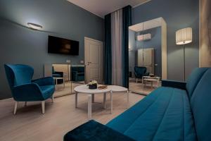 a living room with a blue couch and a table at San Lio Tourist House in Venice