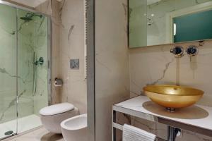 
A bathroom at San Lio Tourist House

