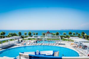 Басейн в Premier Fort Beach Hotel або поблизу