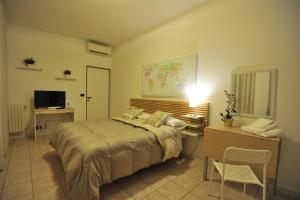 a bedroom with a bed and a table and a desk at Quarantadue Quindici in Termoli