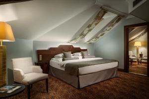 Кровать или кровати в номере Art Deco Imperial Hotel