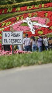 Blanca Rosa Valparaiso B&B في فالبارايسو: علامة أمام ميدان من الزهور
