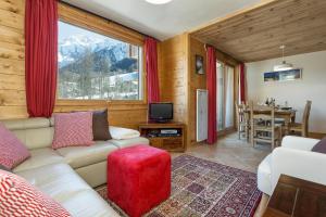 A seating area at APARTMENT KANDAHAR - Alpes Travel - Central Chamonix - Sleeps 4