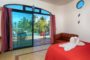Un pat sau paturi într-o cameră la Villas del Corazon - 8 Bedroom Villa