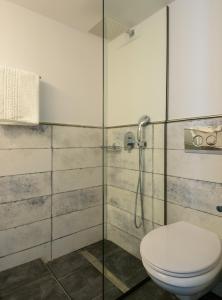 阿基歐斯尼古拉斯的住宿－Luxury Studio Apartment in the City Center，一间带卫生间和玻璃淋浴间的浴室