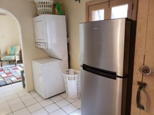 una cucina con frigorifero in acciaio inossidabile in una camera di Little Indigo Apartments a Mafolie