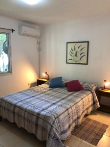 une chambre avec un lit avec une couverture bleue dans l'établissement la casita de colonia 1, à Colonia del Sacramento