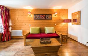 Cette chambre en bois comprend un banc. dans l'établissement Résidence Cybèle, à Brides-les-Bains