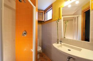 y baño con lavabo, aseo y espejo. en Miralmundo Alojamientos Rurales Ayna - HOSTAL RURAL, en Ayna