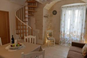 salon ze stołem i miską owoców w obiekcie Trulli MADIA Luxury Alberobello w Alberobello