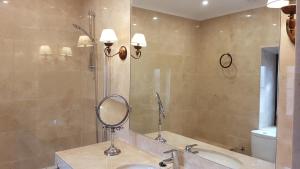 ヘレス・デ・ラ・フロンテーラにあるCasa Palacio Morla y Melgarejoの鏡と洗面台とトイレを備えたバスルーム +46枚の写真