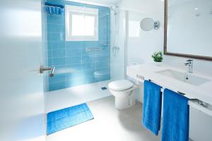 a bathroom with a toilet and a shower and a sink at Suite Hotel Montana Club in Puerto del Carmen