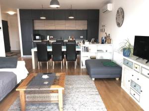 salon z kanapą i stołem oraz kuchnia w obiekcie Apartmam "Mavi" w mieście Varaždin