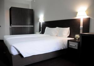 เตียงในห้องที่ Zolotoy Zaton Business hotel
