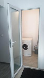 a sliding glass door leading to a washing machine at Apartament Elena in Târgu-Mureş