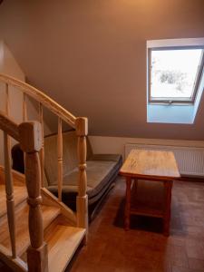 ein Wohnzimmer mit einer Treppe und einem Tisch in der Unterkunft Ani Pensjonat in Borne Sulinowo