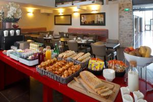 - un buffet de plats à table dans un restaurant dans l'établissement Chambre d'hôtes Les Herbes Folles, à Mauregard